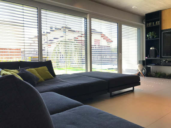 Life Lux v temno sivi tkanini z velikim taburejem