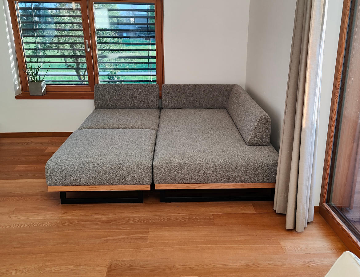 Stoli oblečeni v material kot je na sedežni garnituri